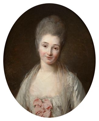 portrait d'une femme en robe blanche tenant une rose rose à la main