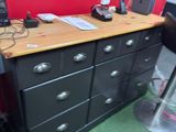 une photo d'un bureau sur lequel se trouve un ordinateur