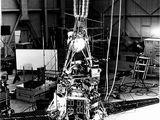 photographie en noir et blanc d'une grande machine dans un bâtiment