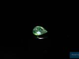 gros plan d'un diamant vert sur une surface noire
