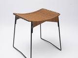 un tabouret marron et noir sur fond blanc