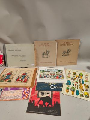 de nombreux livres posés sur une table