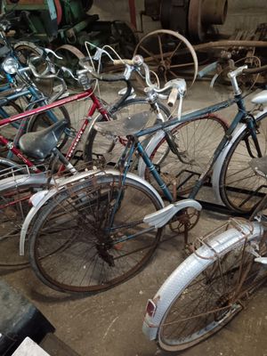 many bicycles that are parked in a garage