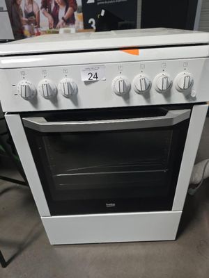 cuisinière équipée de quatre feux et de quatre boutons sur le dessus