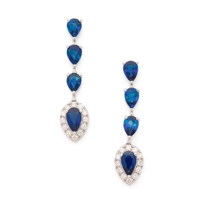 une paire de boucles d'oreilles en saphir et diamant