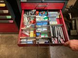 un homme tenant une boîte à outils contenant de nombreux objets