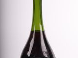 une bouteille de vin posée sur une table