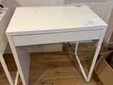 un bureau blanc surmonté d'un tiroir