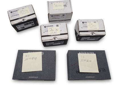 quatre boîtes ornées de post-it, posées sur une surface blanche