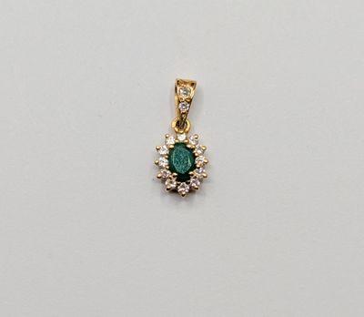 pendentif en émeraude et diamant sur fond blanc
