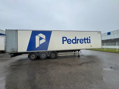 un camion semi-remorque garé dans un parking