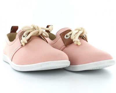 des chaussures roses avec des semelles et des lacets blancs sur fond blanc