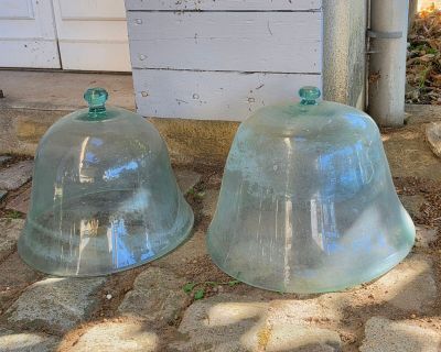 deux cloches en verre posées par terre l'une à côté de l'autre