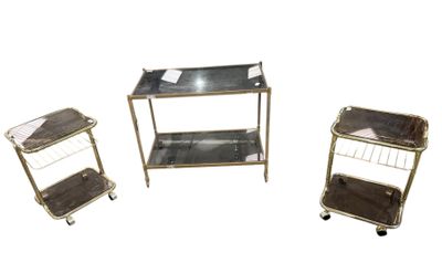 trois chariots en métal et en verre et une étagère en verre sur fond blanc
