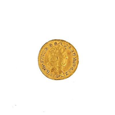gros plan d'une pièce d'or sur une surface blanche
