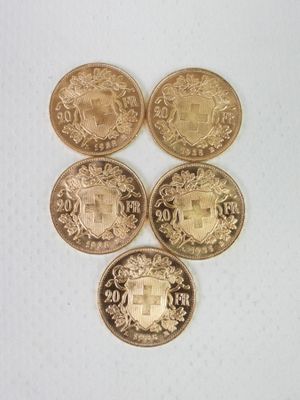quatre types de pièces différents sur une surface blanche