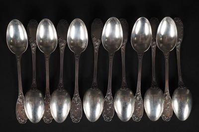 six cuillères en argent sont alignées sur un fond noir