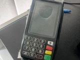 un téléphone portable posé sur une table