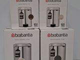trois boîtes de cafetières Brabantia posées sur une table