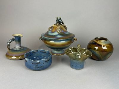 Réunion de cinq GRES dont un VASE, une COUPELLE,…