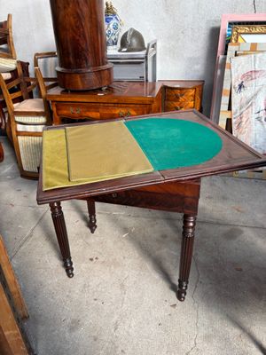 une table recouverte d'un tissu vert et jaune