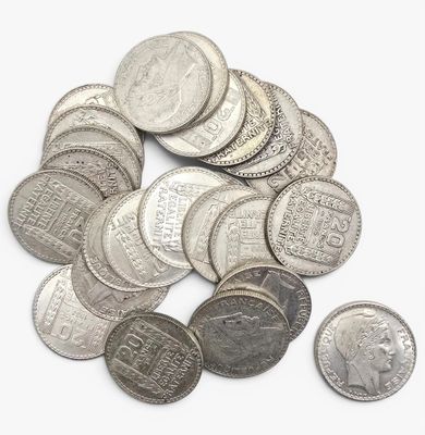 une pile de pièces d'argent sur une surface blanche