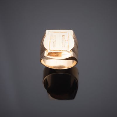une photo d'une bague en or sertie d'un diamant rectangulaire