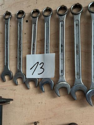 de nombreuses clés suspendues au mur les unes à côté des autres