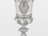 une coupe en argent ancien sur fond blanc, avec un fond blanc