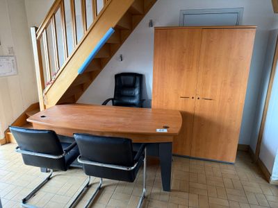 un bureau avec une chaise et une armoire dans la pièce