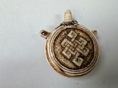 un vase marron et blanc orné d'un motif