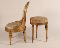 Chaise à assise basse et tabouret en bois très richement mou… (photo 2)