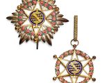 une image représentant une paire de boucles d'oreilles ornées de fleurs et d'une étoile