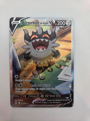 gros plan d'une carte pokemon sur une surface blanche