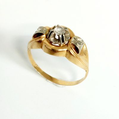 une image représentant une bague en or sertie d'un diamant blanc et de deux diamants noirs