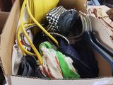 une boîte en carton remplie de vêtements et d'un sac à main