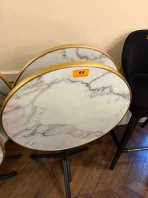 deux chaises et une table dans une pièce, avec une étiquette indiquant le prix