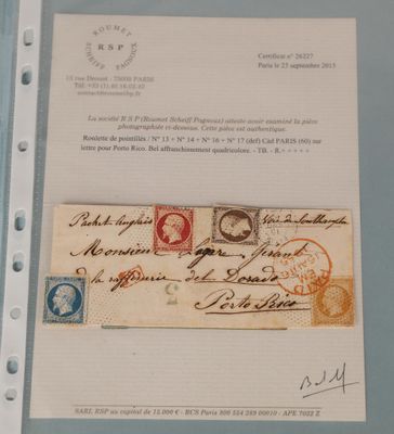 une vieille enveloppe sur laquelle est collé un timbre, posée sur une feuille de papier