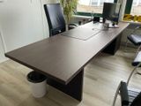 un bureau avec un ordinateur et une chaise dans une pièce