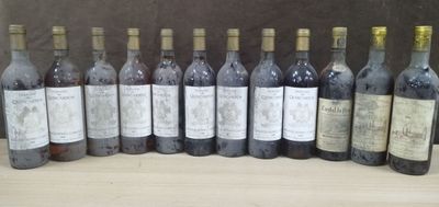 plusieurs bouteilles de vin sont alignées sur une table