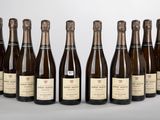 six bouteilles de vin alignées sur une table