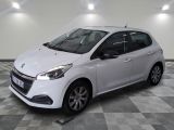 la petite voiture blanche est garée dans une grande pièce