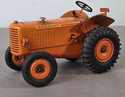 un tracteur jouet posé par terre