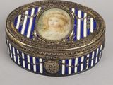 une boîte bleue et blanche sur laquelle figure l'image d'une femme