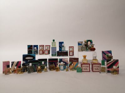 de nombreux parfums différents sur une surface blanche
