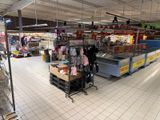un grand magasin avec de nombreux articles en rayon