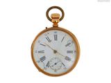une montre de poche en or avec des chiffres romains sur le cadran