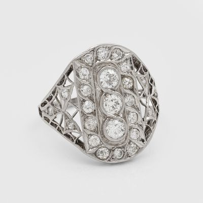 bague en or blanc et diamants sur fond blanc