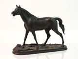 une statue de cheval posée sur un socle