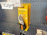 de nombreux types de pinces exposés dans un magasin
